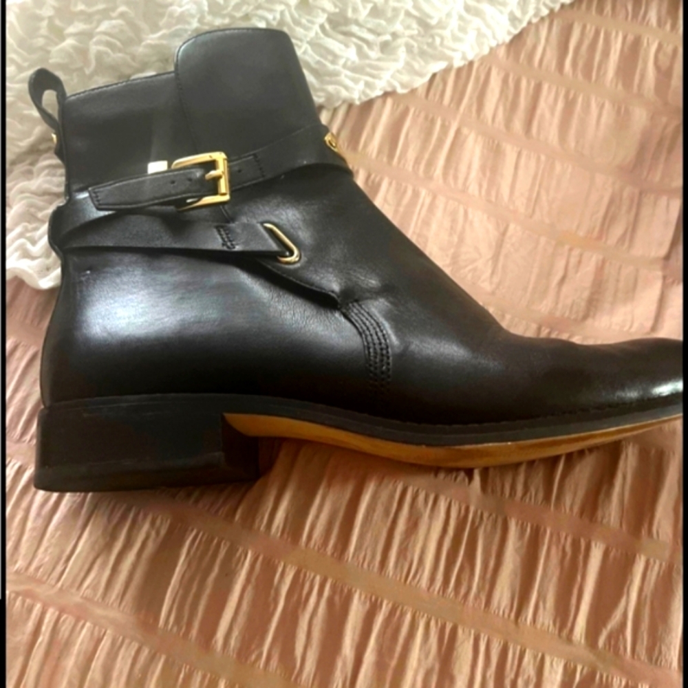Michael Kors Black Leather ankle boots with Buckle Strap Logo. size 8